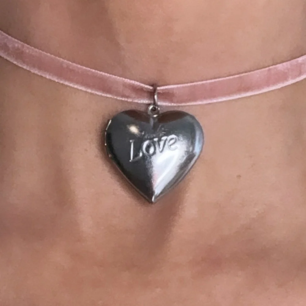 Large vintage love 🤍 locket on dusty pink vintage velvet ribbon - Picture 6 of 7